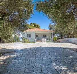 4 bedroom villa with pool by the sea, near Corfu town, sleeps 8